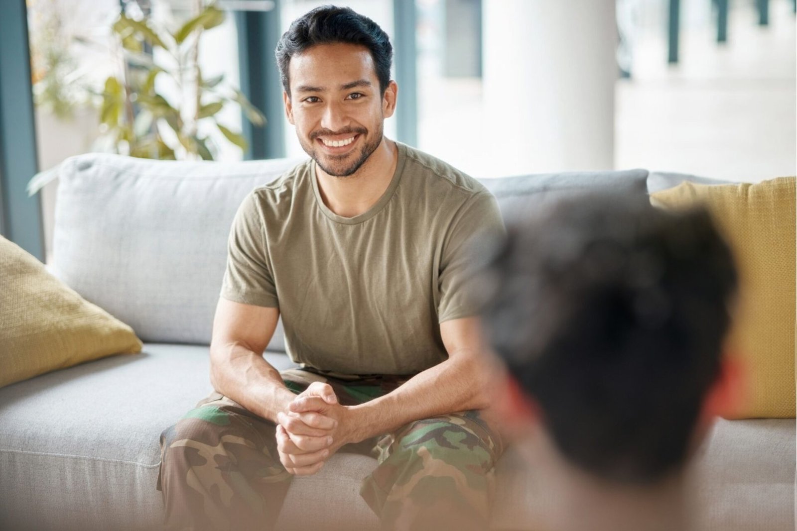 Homme en consultation avec un thérapeute spécialisé LGBTQIA+ à Nantes