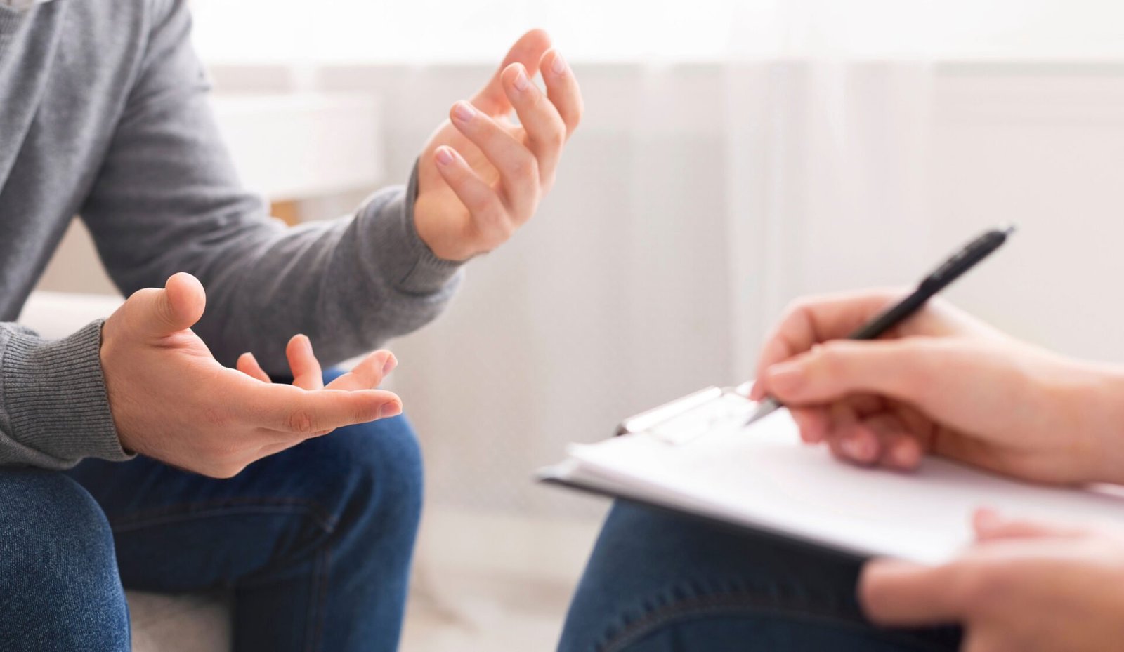 Patient en consultation avec un thérapeute spécialisé LGBTQIA+