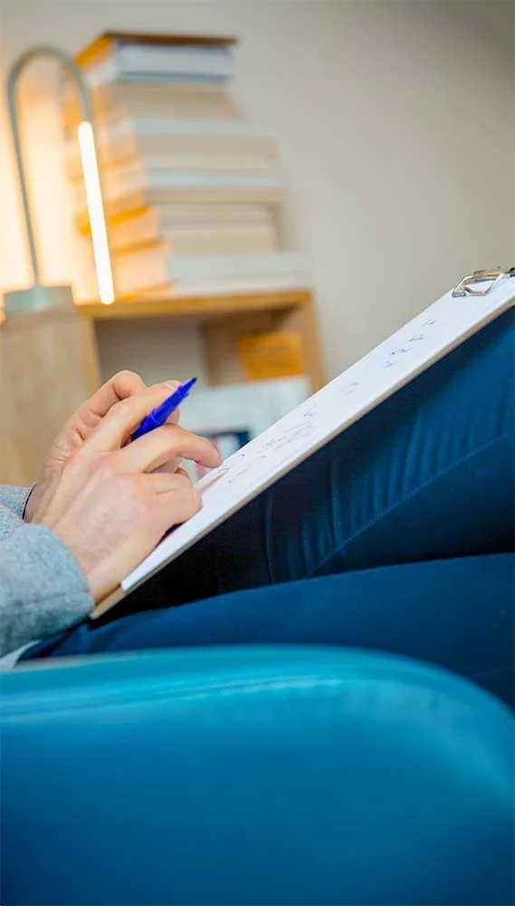 Mains du psychothérapeute Julien Gourmelen à Nantes